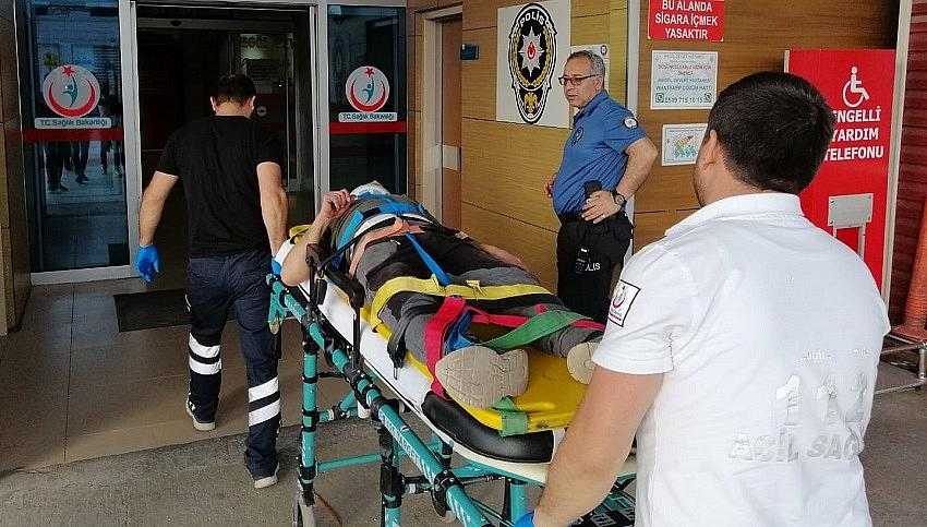 Aracın çarptığı bisikletli yola savruldu...