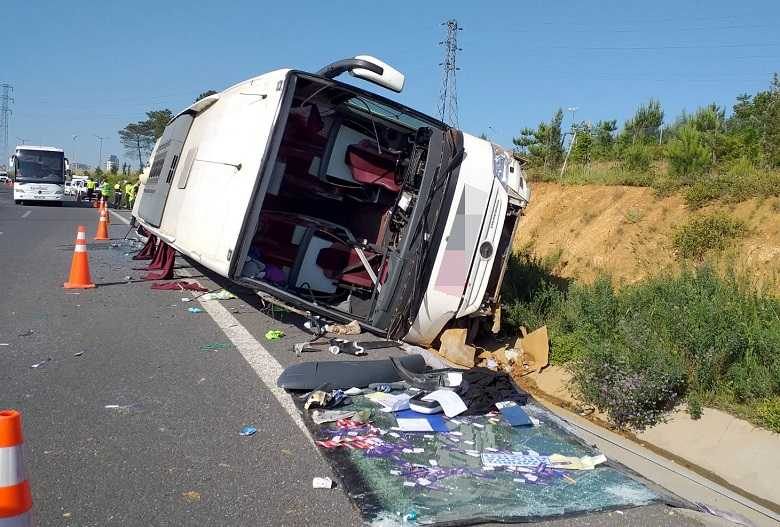 Otomobil ile yolcu otobüsü çarpıştı: Ölü ve yaralılar var
