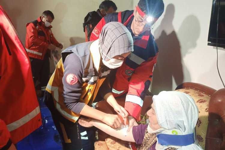 Erzurumdaki deprem sonrası 5 ambulans, 3 UMKE timi görev başında