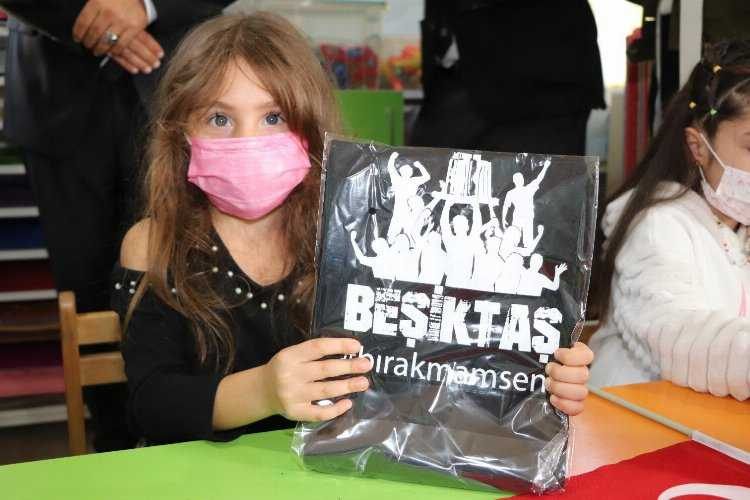 İzmir Karabağlarda çocuklara hediyeler dağıtıldı 