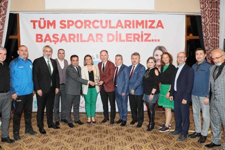 Kocaeli İzmitte sporcular ve aileleri yemekte buluştu 