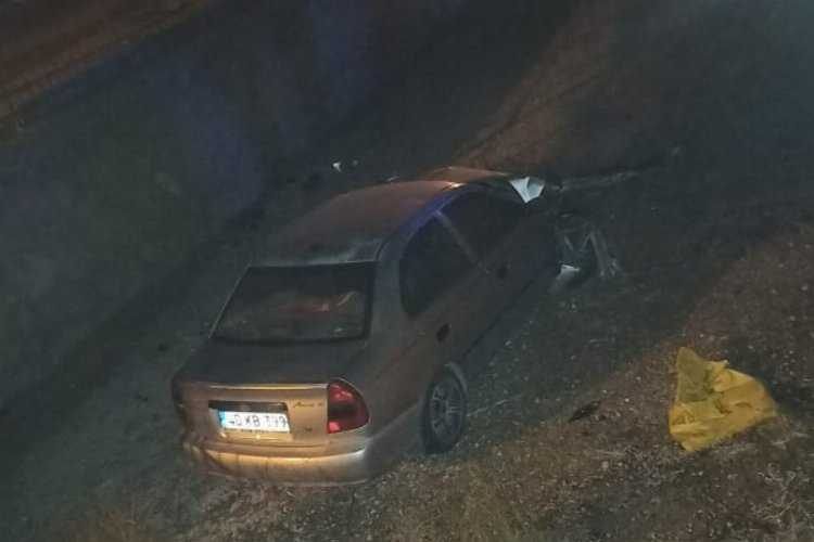 Niğde Ediklide araç su kanalına düştü: 3 yaralı