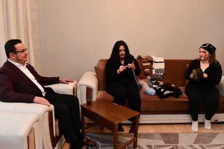 Bursa Mustafakemalpaşada sevgi örüyorlar