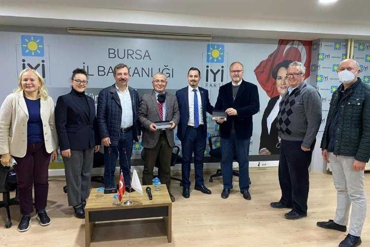Bursada İYİ Gençlik Söyleşilerinde gazeteciler deneyimlerini paylaştı