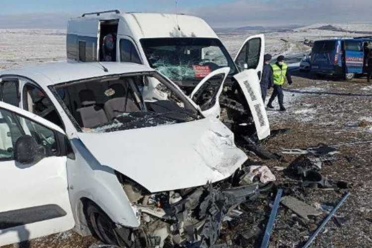 Niğdede iki araç çarpıştı: 11 yaralı