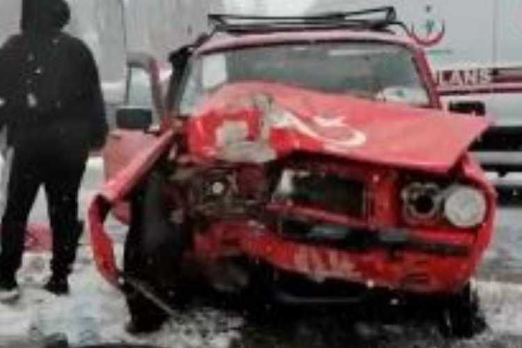 Niğdede kayan araç kaza yaptı: 2 yaralı