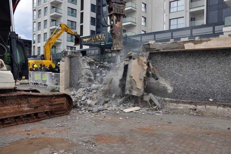 Didimde ikiz kulelerin kaçak bölümleri yıkılmaya başlandı 