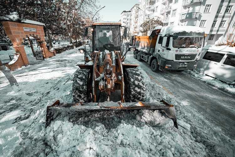 Malatyada ana arterlerde kar kaldırma çalışmaları devam ediyor 