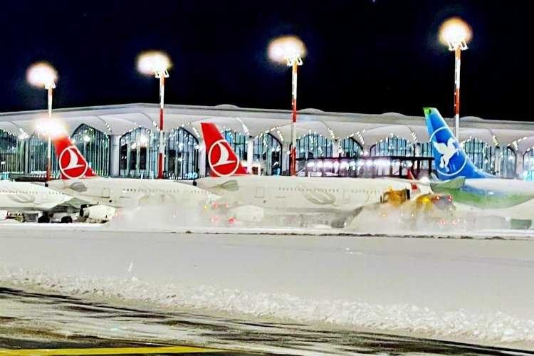 İstanbulda tüm uçuşlara kar engeli