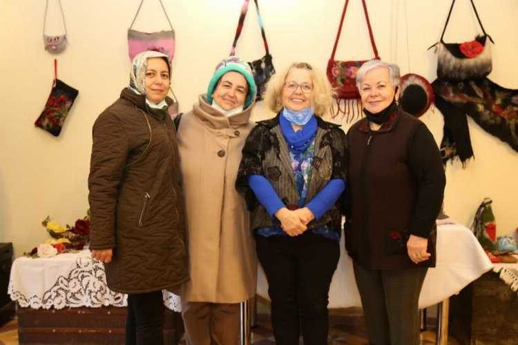 Balıkesir Edremitte keçeden aksesuar yapılıyor 