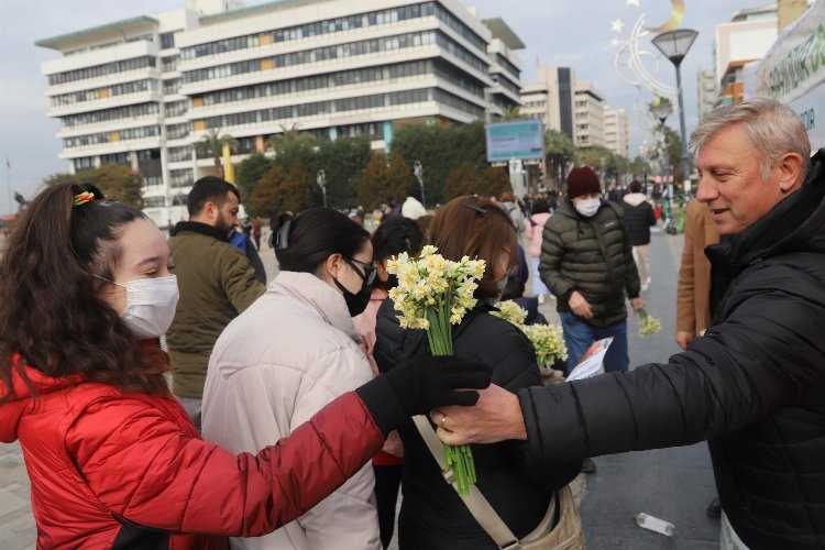İzmir Bayındırda nergis ve kuru çiçekler tanıtım amaçlı hediye edildi