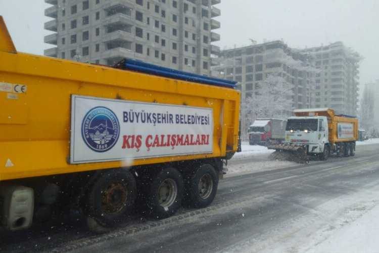 Kayseri Büyükşehirden aralıksız karla mücadele çalışması 