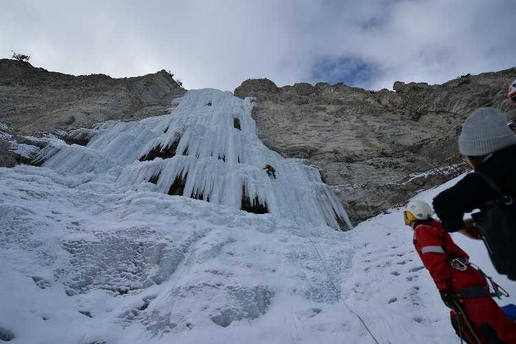 Erzurumda donmuş şelaleye tırmandılar!