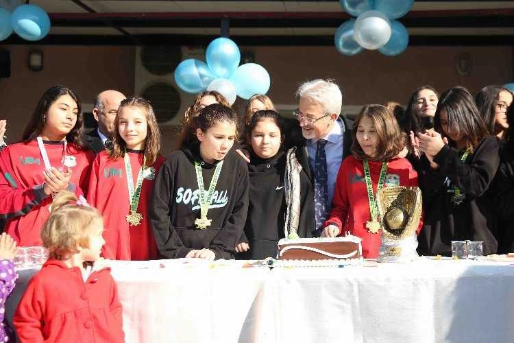 Bursa Nilüferde Softbolda kupa sevinci