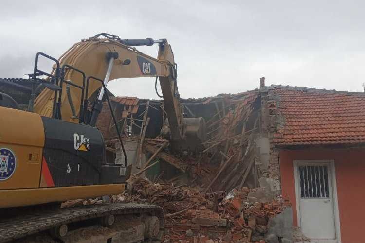 Kütahyada metruk ev yıkımları devam ediyor 