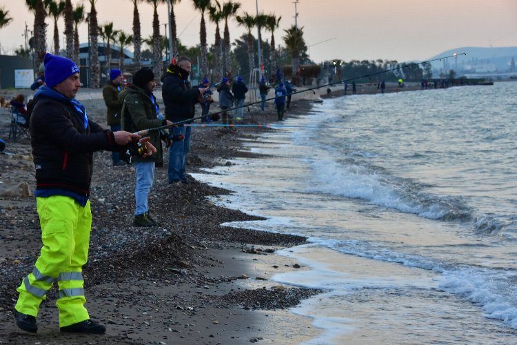 İzmirde mavi bayraklı Aliağada oltalar yarıştı