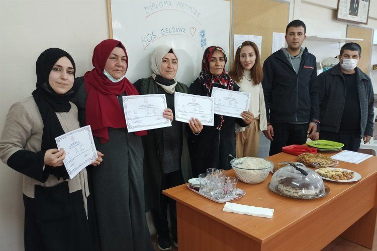 Kocaeli İzmitte okuma yazma kursiyerlerinin diploma sevinci