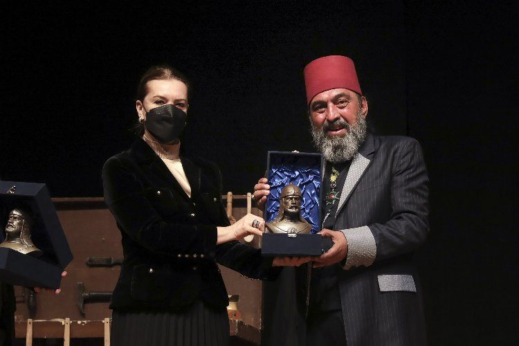 Yenilmez Usta isimli oyunuyla DEÜ sahnesindeydi 
