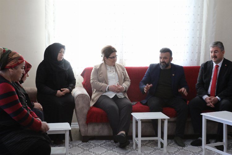 Bakan Yanıktan Azranın ailesine ziyaret