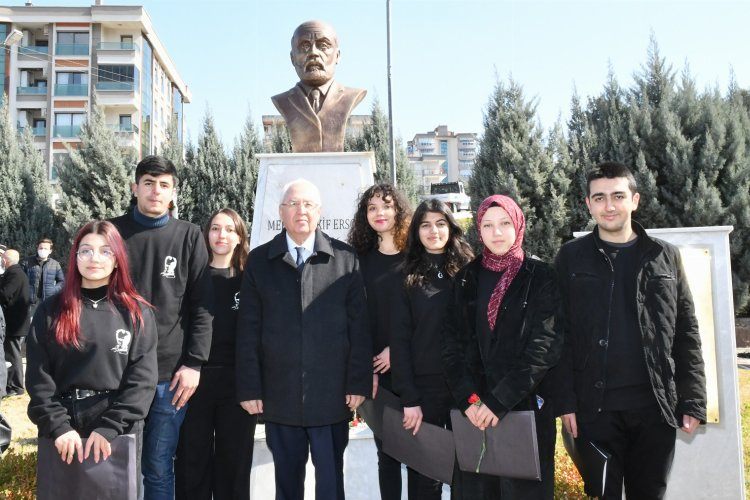 İzmir Karabağlar, İstiklal Marşının 101. yılını kutladı