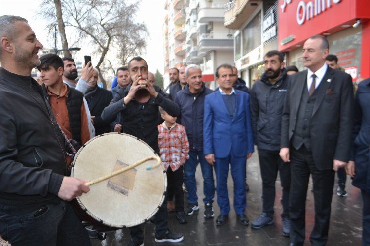 Batmanda davul zurna eşliğinde CHPye katıldılar