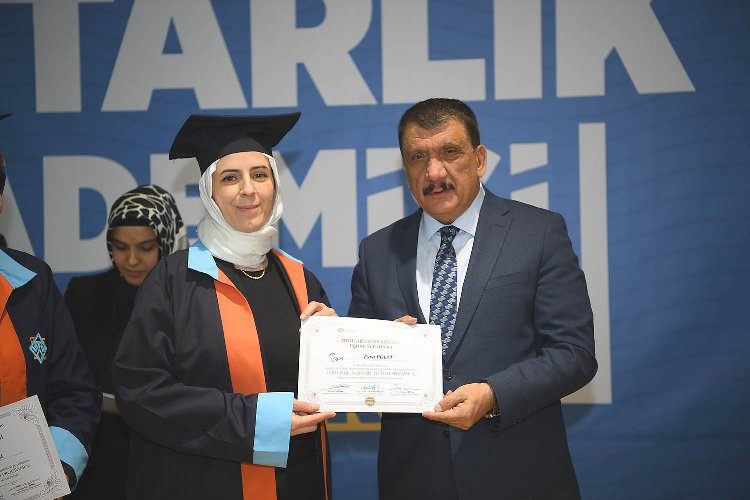 Malatyada sertifikalarını Başkan Gürkandan alan muhtarlar kep attı 