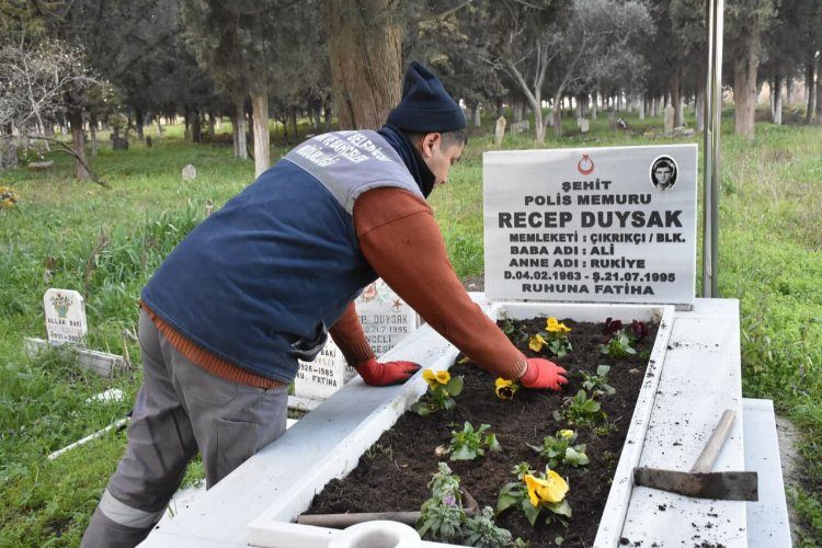 Balıkesir Edremitte şehitliklere bakım yapıldı 