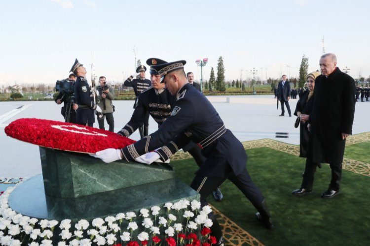 Özbekistandaki Bağımsızlık Anıtına Erdoğandan çelenk
