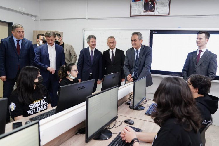 Bakan Özer İstanbuldaki okul ziyaretlerinde gençleri dinledi