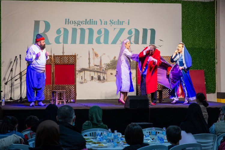 Bursada Ramazan gecelerini Şehir Tiyatrosu renklendiriyor
