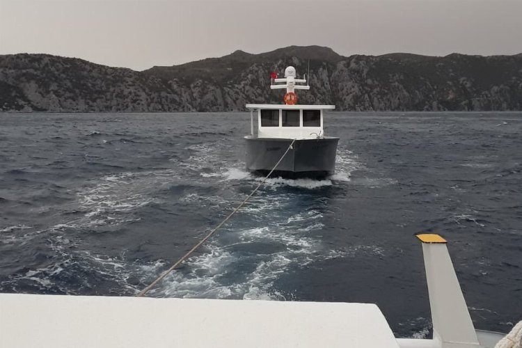 Muğla Marmariste sürüklenen tekne kurtarıldı