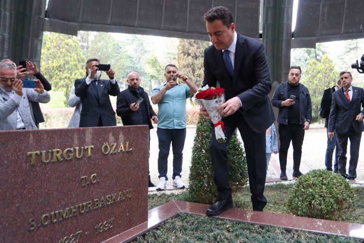 Babacandan Özalın kabrine ziyaret