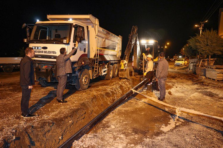 Nevşehirde işçilere başkandan tatlı ikramı 