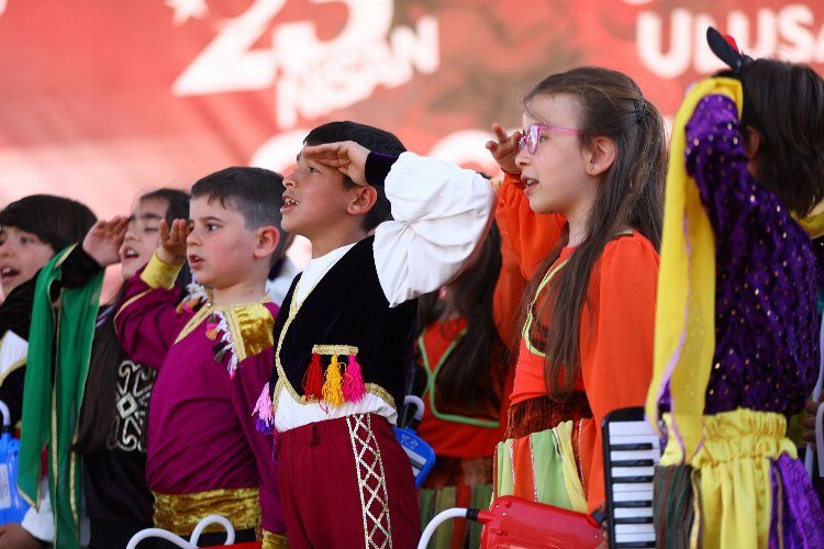 Gazi şehirli çocuklar 23 Nisanı masal parkta kutladı 