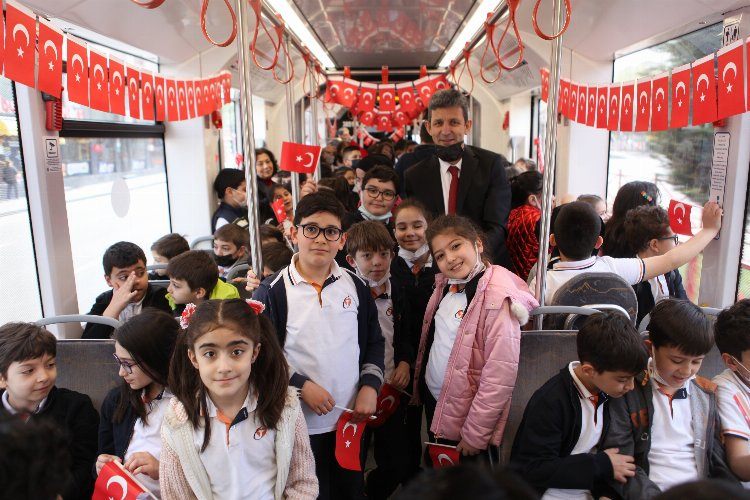 Kayseride çocuk treni eğlendirdi