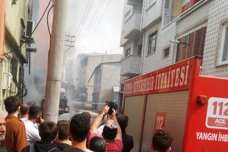 Bursada evlerin arasına eğitim uçağı düştü! 2 ölü