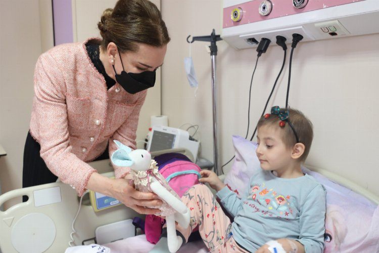 Onkoloji tedavisi gören minikler DEÜde gönüllerince eğlendi 