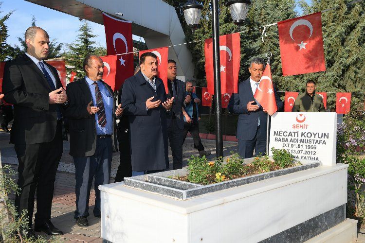 Malatyada bayramın ilk günü şehitlikler ziyaret edildi 