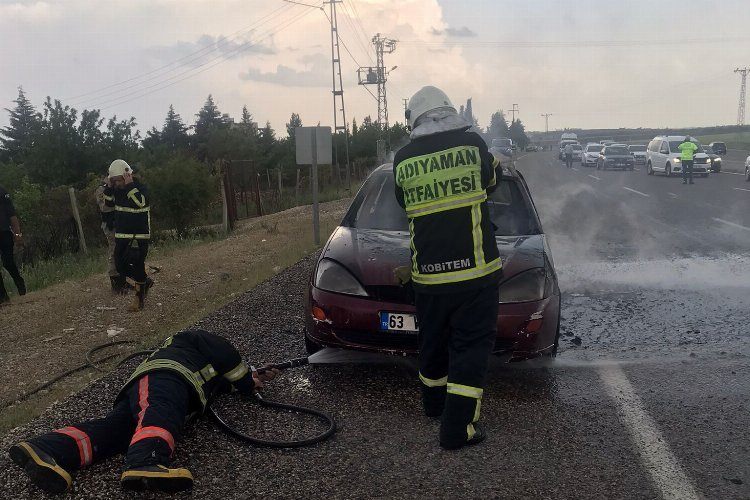 Adıyamanda seyir halindeki otomobil yandı