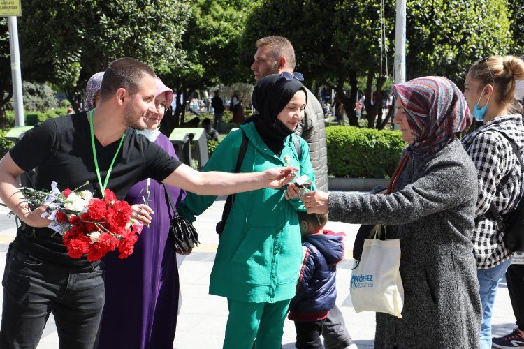 Kocaeli İzmitte annelere karanfil