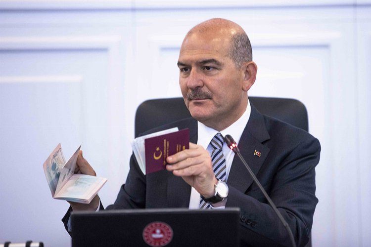 Bakan Soylu yeni pasaportları ve sürücü belgelerini görücüye çıkardı