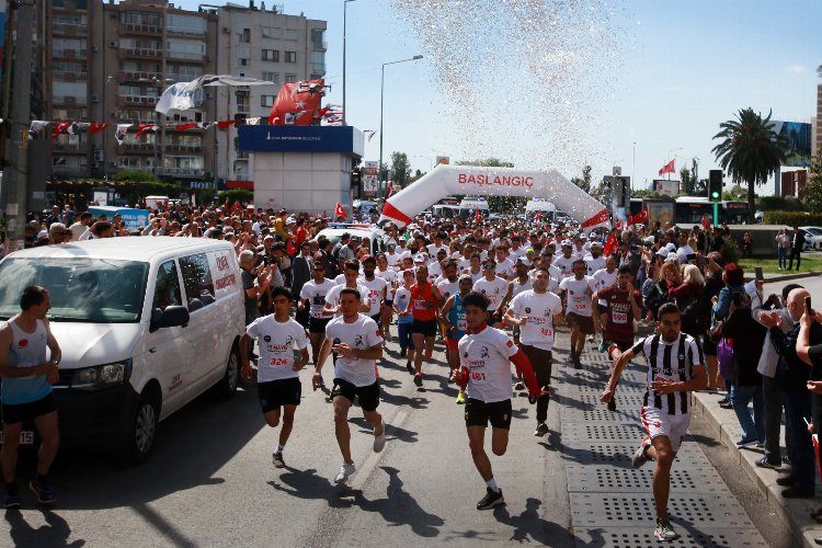 İzmir Karabağlarda bağımsızlık ruhuyla koştular