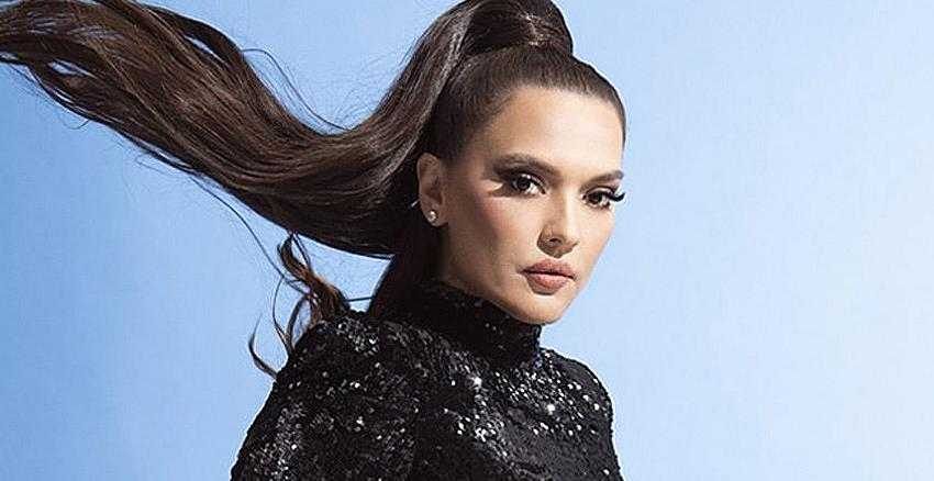 Demet Akalın mini elbisesiyle sosyal medyayı salladı
