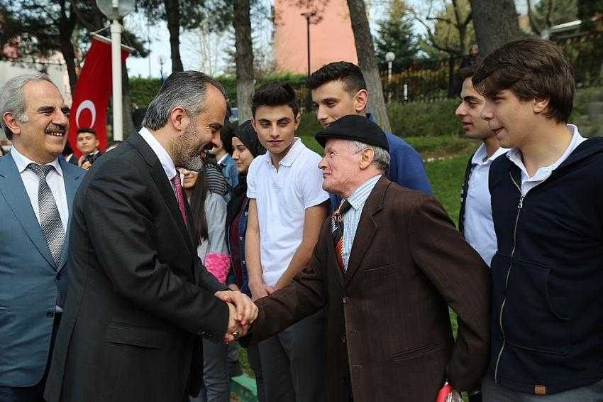 Huzurevi sakinlerine Başkan Aktaş morali