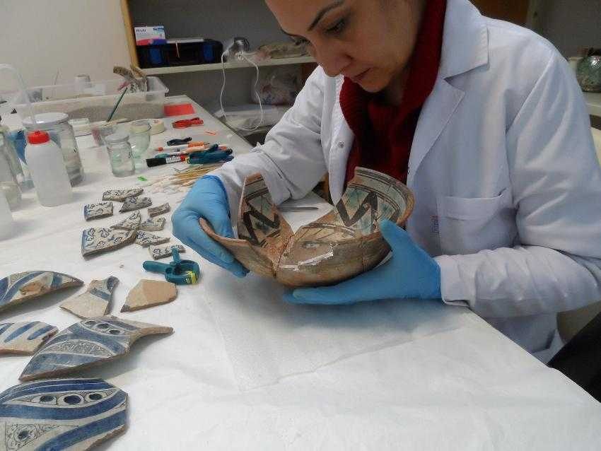 Asırlık çiniler yeniden hayat buluyor