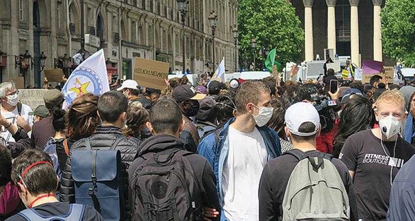 Fransa’da Floyd cinayeti protesto edildi