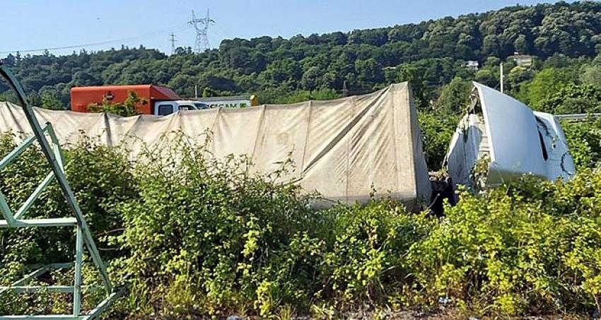 TEM Otoyolunda un yüklü TIR şarampole devrildi: 1 yaralı
