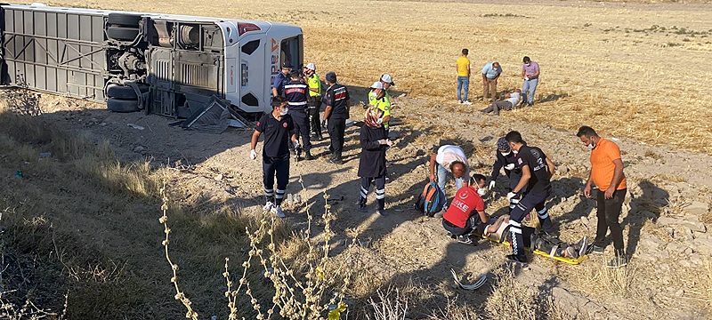 Bursa-Adana seferini yapan otobüs devrildi