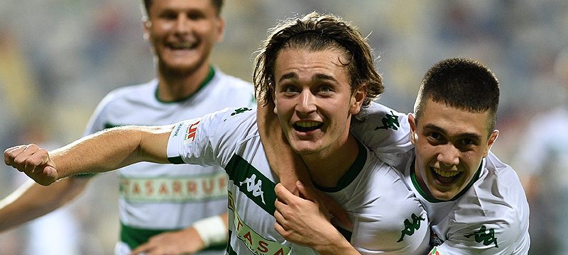 Bursasporlu futbolcular galibiyeti kutluyor