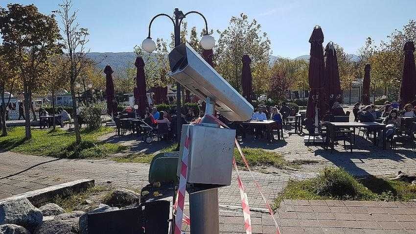 Manzara dürbünlerini kırarak paraları çaldılar